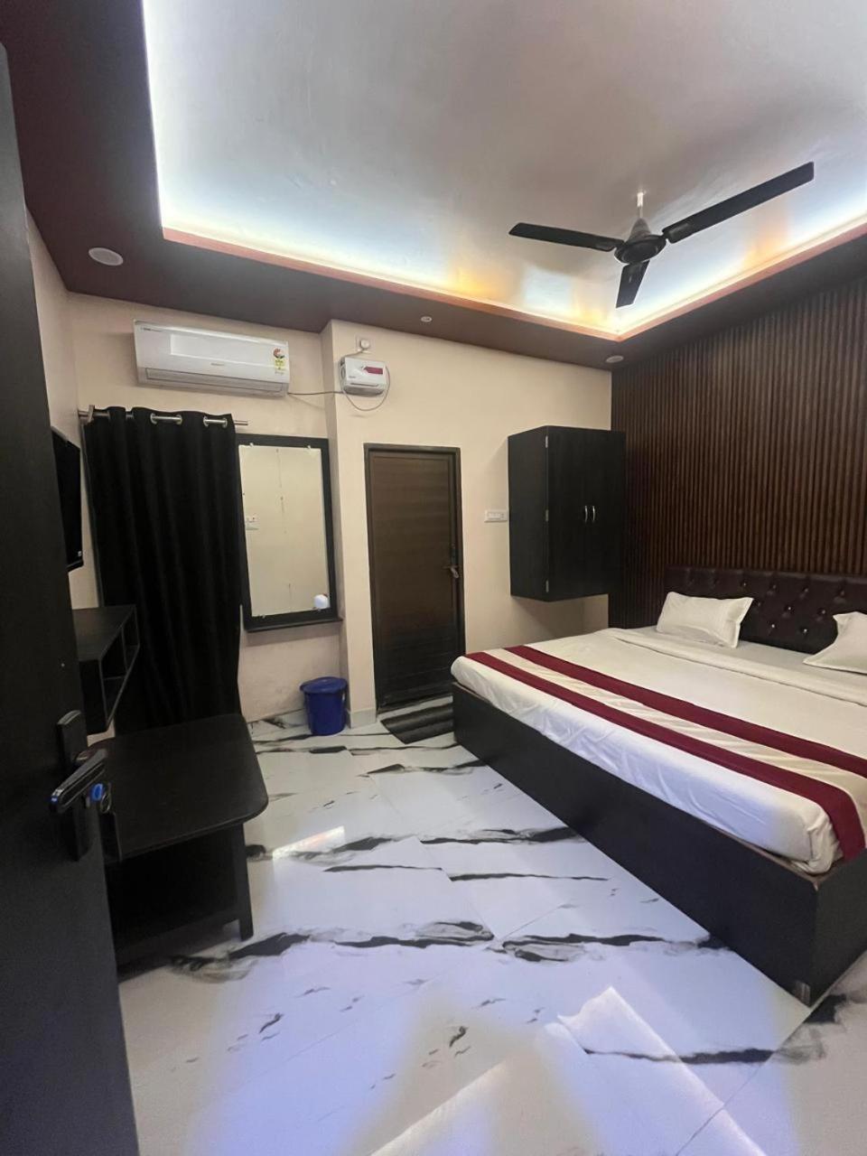ורנאסי Hotel Shiv Mangalam Near Kashi Vishwanath Tample מראה חיצוני תמונה